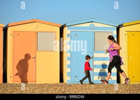 Ingelmunster, East Sussex, UK. Feb 26, 2019. Les personnes bénéficiant de la chaleur du soleil dans la région de Seaford, East Sussex, sur la journée d'hiver le plus chaud jamais enregistré. Crédit : Peter Cripps/Alamy Live News Banque D'Images