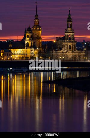 Dresde, Allemagne. Feb 26, 2019. Les tours de l'église de la Cour Catholique (r) et la Résidence Palace (M) se reflètent dans l'elbe peu après le coucher du soleil (photo avec une longue exposition). Credit : Monika Skolimowska/dpa-Zentralbild/dpa/Alamy Live News Banque D'Images