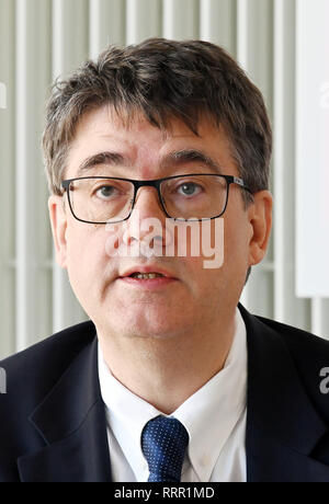 Heidelberg, Allemagne. Feb 26, 2019. Michael Baumann, directeur général de la Centre de recherche allemand contre le Cancer (DKFZ), répond aux questions des journalistes lors d'une conférence de presse du DKFZ de "nouveaux agents infectieux comme facteurs de risque du cancer". Credit : Uli Deck/dpa/Alamy Live News Banque D'Images