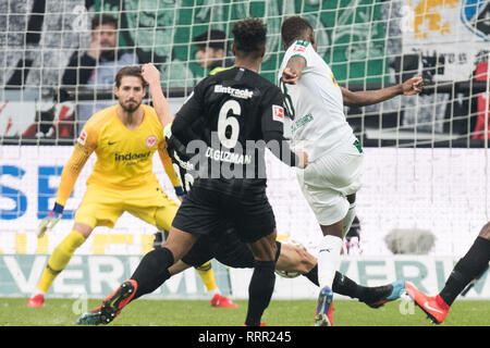 Frankfurt, Deutschland. Feb 17, 2019. Denis ZAKARIA (droit, MG) a marqué le but d'en faire 1-1 du Borussia Mönchengladbach, action, football 1ère Bundesliga, 22e journée, l'Eintracht Francfort (F) - Borussia Mönchengladbach (MG) 1 : 1, le 17.02.2019 à Francfort/Allemagne. ¬ | Conditions de crédit dans le monde entier : dpa/Alamy Live News Banque D'Images