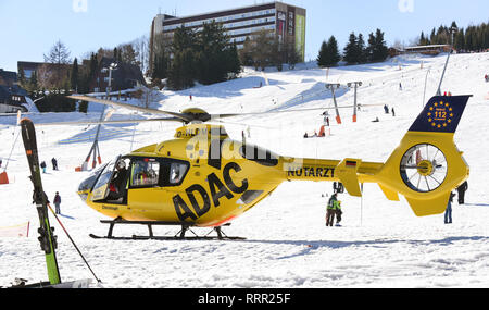 Oberwiesenthal, Allemagne. Feb 18, 2019. Un hélicoptère de sauvetage de l'ADAC atterrit sur la pente de ski avec un médecin d'urgence. Credit : Waltraud Grubitzsch/dpa-Zentralbild/ZB/dpa/Alamy Live News Banque D'Images