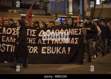 Athènes, Grèce. Feb 26, 2019. De gauche et organisations antiracistes de protestation contre la mort Ebuka. Ebuca Subek Mama, un migrant Nigérian de 34 ans, marié et père de deux enfants, est mort en détention dans l'Omonia de police dans le centre d'Athènes, un poste de police avec une longue histoire de la torture, des mauvais traitements et de décès inexpliqués. Credit : Nikolas Georgiou/ZUMA/Alamy Fil Live News Banque D'Images