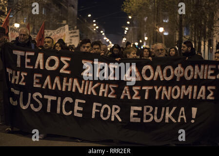 Athènes, Grèce. Feb 26, 2019. De gauche et organisations antiracistes de protestation contre la mort Ebuka. Ebuca Subek Mama, un migrant Nigérian de 34 ans, marié et père de deux enfants, est mort en détention dans l'Omonia de police dans le centre d'Athènes, un poste de police avec une longue histoire de la torture, des mauvais traitements et de décès inexpliqués. Credit : Nikolas Georgiou/ZUMA/Alamy Fil Live News Banque D'Images