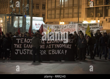 Athènes, Grèce. Feb 26, 2019. De gauche et organisations antiracistes de protestation contre la mort Ebuka. Ebuca Subek Mama, un migrant Nigérian de 34 ans, marié et père de deux enfants, est mort en détention dans l'Omonia de police dans le centre d'Athènes, un poste de police avec une longue histoire de la torture, des mauvais traitements et de décès inexpliqués. Credit : Nikolas Georgiou/ZUMA/Alamy Fil Live News Banque D'Images