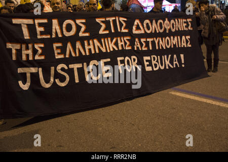 Athènes, Grèce. Feb 26, 2019. De gauche et organisations antiracistes de protestation contre la mort Ebuka. Ebuca Subek Mama, un migrant Nigérian de 34 ans, marié et père de deux enfants, est mort en détention dans l'Omonia de police dans le centre d'Athènes, un poste de police avec une longue histoire de la torture, des mauvais traitements et de décès inexpliqués. Credit : Nikolas Georgiou/ZUMA/Alamy Fil Live News Banque D'Images