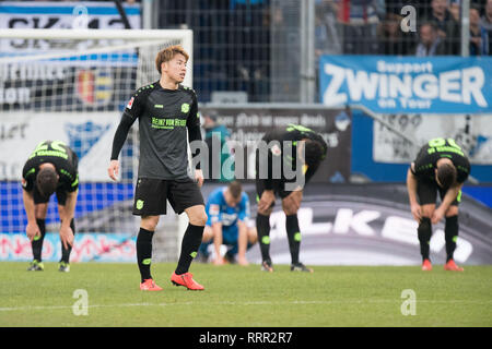 Köln, Deutschland. 16 Février, 2019. Takuma ASANO (vo., H) et d'autres joueurs de Hanovre sont après le coup de sifflet final, déçu, déçu, déçu, déçu, triste, frustré, frustré, frustré, plein la figure, paysage, fin de jeu, le football 1. Bundesliga, 22. Journée, TSG 1899 Hoffenheim (1899) - Hanovre 96 (H) 3 : 0, le 16.02.2019 à Sinsheim/Allemagne. ¬ | Conditions de crédit dans le monde entier : dpa/Alamy Live News Banque D'Images