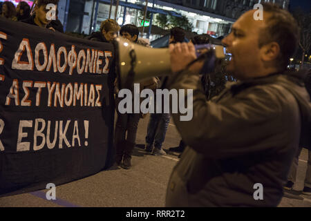 Athènes, Grèce. Feb 26, 2019. De gauche et organisations antiracistes de protestation contre la mort Ebuka. Ebuca Subek Mama, un migrant Nigérian de 34 ans, marié et père de deux enfants, est mort en détention dans l'Omonia de police dans le centre d'Athènes, un poste de police avec une longue histoire de la torture, des mauvais traitements et de décès inexpliqués. Credit : Nikolas Georgiou/ZUMA/Alamy Fil Live News Banque D'Images