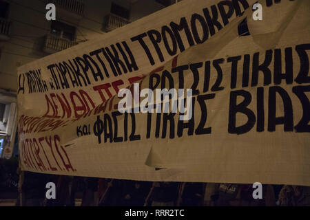 Athènes, Grèce. Feb 26, 2019. De gauche et organisations antiracistes de protestation contre la mort Ebuka. Ebuca Subek Mama, un migrant Nigérian de 34 ans, marié et père de deux enfants, est mort en détention dans l'Omonia de police dans le centre d'Athènes, un poste de police avec une longue histoire de la torture, des mauvais traitements et de décès inexpliqués. Credit : Nikolas Georgiou/ZUMA/Alamy Fil Live News Banque D'Images