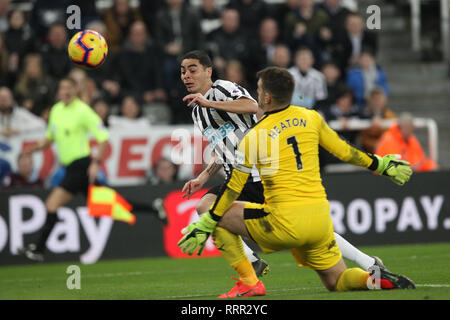 NEWCASTLE Sur Tyne, Royaume-Uni 26ème Février Miguel Almirón de Newcastle United bat Thomas Heaton de Burnley mais la balle passe large pendant la Premier League match entre Newcastle United et Burnley à St James Park, Newcastle, le mardi 26 février 2019. (Crédit : Mark Fletcher | MI News) Banque D'Images