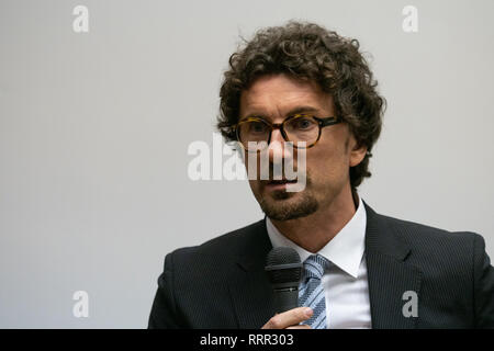 Corigliano Rossano, Italie, 26 février, 2019 - Danilo Toninelli, Ministre des Infrastructures et des Transports, lors du débat sur sa visite à Calabria, Italie. Credit : Alfonso Di Vincenzo/Kontrolab/Alamy Live News Banque D'Images
