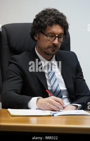 Corigliano Rossano, Italie, 26 février, 2019 - Danilo Toninelli, Ministre des Infrastructures et des Transports, lors du débat sur sa visite à Calabria, Italie. Credit : Alfonso Di Vincenzo/Kontrolab/Alamy Live News Banque D'Images