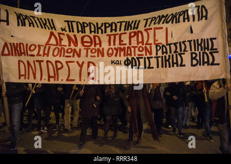 Athènes, Grèce. Feb 26, 2019. De gauche et organisations antiracistes de protestation contre la mort Ebuka. Ebuca Subek Mama, un migrant Nigérian de 34 ans, marié et père de deux enfants, est mort en détention dans l'Omonia de police dans le centre d'Athènes, un poste de police avec une longue histoire de la torture, des mauvais traitements et de décès inexpliqués. Credit : Nikolas Georgiou/ZUMA/Alamy Fil Live News Banque D'Images