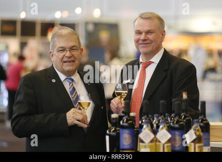 Rostock, Allemagne. Feb 26, 2019. Dr. Wolfgang Schareck (à gauche), recteur de l'université de Rostock et Axel Heidebrecht (à droite), directeur général d'Getränkeland Heidebrecht GmbH & Co. KG présentera les boissons avec une étiquette anniversaire Getränkeeland au 11e salon de l'industrie et du commerce. À l'occasion des célébrations du 600ème anniversaire de l'université de Rostock, vin rouge, de gin et de s'accoupler avec un anniversaire spécial boissons label sera disponible immédiatement. Credit : Danny Gohlke/dpa/Alamy Live News Banque D'Images