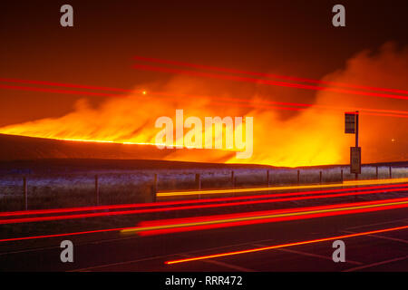 Un feu de lune sur Marsden Moor, près de la ville de Marsden, dans le West Yorkshire Banque D'Images