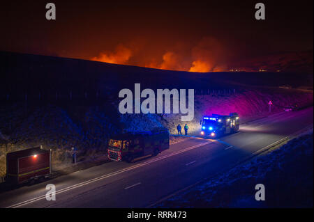 Des appareils de pompiers vont à un feu de terre sur Marsden Moor, près de la ville de Marsden, dans le West Yorkshire Banque D'Images