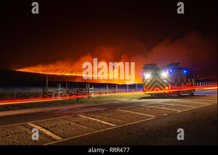 Des appareils de pompiers vont à un feu de terre sur Marsden Moor, près de la ville de Marsden, dans le West Yorkshire Banque D'Images