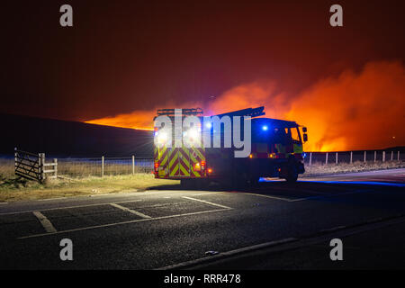 Des appareils de pompiers vont à un feu de terre sur Marsden Moor, près de la ville de Marsden, dans le West Yorkshire Banque D'Images