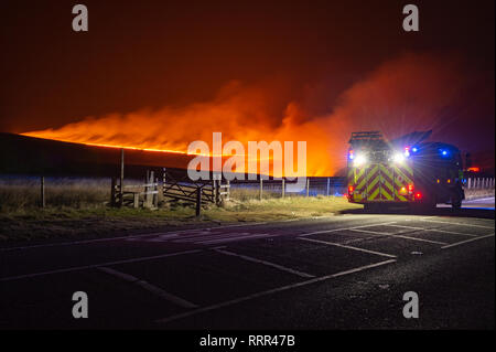 Des appareils de pompiers vont à un feu de terre sur Marsden Moor, près de la ville de Marsden, dans le West Yorkshire Banque D'Images