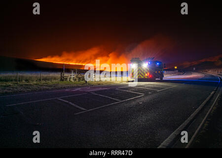 Des appareils de pompiers vont à un feu de terre sur Marsden Moor, près de la ville de Marsden, dans le West Yorkshire Banque D'Images