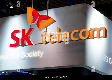 Barcelone, Catalogne, Espagne. Feb 26, 2019. SK Telecom marque au pavillon de l'entreprise au cours de la GSMA Mobile World Congress 2019 à Barcelone, l'événement mondial le plus important sur les appareils mobiles communications réunissant les entreprises de premier plan et des derniers développements dans le secteur. Crédit : Jordi Boixareu/ZUMA/Alamy Fil Live News Banque D'Images