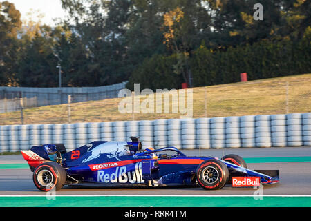 Alexander Albon (Red Bull Toro Rosso STR14 voiture Honda), vu en action au cours de l'hiver jours d'essais sur le circuit de Catalunya à Montmelo (Catalogne). Banque D'Images