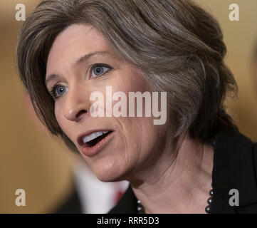 Washington, District de Columbia, Etats-Unis. Feb 26, 2019. Sénateur des États-Unis Joni Ernst (républicain de l'Iowa) parle sur la colline du Capitole à Washington, DC, le 26 février 2019. Crédit : Chris Kleponis/CNP Crédit : Chris Kleponis/CNP/ZUMA/Alamy Fil Live News Banque D'Images