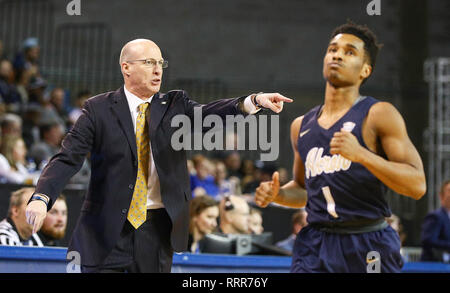 Amherst, New York, USA. 26 févr. 2019. Akron Zips entraîneur-chef John Groce donne des instructions à partir de l'écart au cours de la deuxième moitié de jouer dans le jeu de basket-ball de NCAA entre l'Akron Zips et Buffalo Bulls à Alumni Arena à Amherst, N.Y. (Nicholas T. LoVerde/Cal Sport Media) Credit : Cal Sport Media/Alamy Live News Banque D'Images