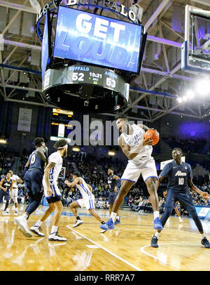 Amherst, New York, USA. 26 févr. 2019. Buffalo Bulls avant Nick Perkins (33) abat un rebond contre l'Akron Zips au cours de la deuxième moitié de jouer dans la NCAA Basketball à l'arène des anciens à Amherst, N.Y. (Nicholas T. LoVerde/Cal Sport Media) Credit : Cal Sport Media/Alamy Live News Banque D'Images