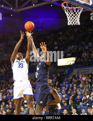 Amherst, New York, USA. 26 févr. 2019. Buffalo Bulls avant Nick Perkins (33) pousses pour deux points sur Akron Zips avant Emmanuel Olojakpoke (22) au cours de la première moitié de jouer dans le jeu de basket-ball de NCAA entre l'Akron Zips et Buffalo Bulls à Alumni Arena à Amherst, N.Y. (Nicholas T. LoVerde/Cal Sport Media) Credit : Cal Sport Media/Alamy Live News Banque D'Images