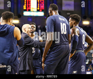 Amherst, New York, USA. 26 févr. 2019. Akron Zips entraîneur-chef John Groce donne des instructions à ses joueurs lors d'une pause dans la deuxième moitié de jouer dans le jeu de basket-ball de NCAA entre l'Akron Zips et Buffalo Bulls à Alumni Arena à Amherst, N.Y. (Nicholas T. LoVerde/Cal Sport Media) Credit : Cal Sport Media/Alamy Live News Banque D'Images