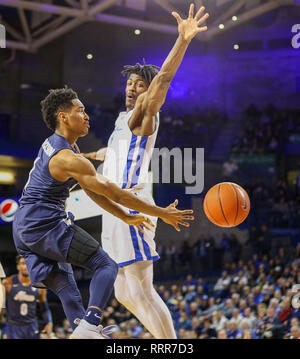 Amherst, New York, USA. 26 févr. 2019. Akron Zips guard Loren Cristian Jackson (1) passe le ballon passé Buffalo l'Jeenathan Williams (11) au cours de la deuxième moitié de jouer dans le jeu de basket-ball de NCAA entre l'Akron Zips et Buffalo Bulls à Alumni Arena à Amherst, N.Y. (Nicholas T. LoVerde/Cal Sport Media) Credit : Cal Sport Media/Alamy Live News Banque D'Images