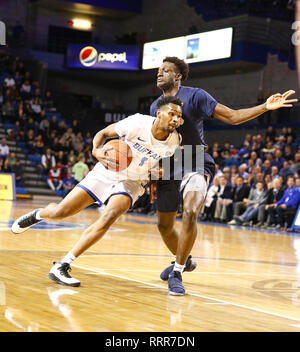 Amherst, New York, USA. 26 févr. 2019. Buffalo Bulls avant Montell McRae (1) assumer son chemin dans Akron Zips avant Emmanuel Olojakpoke (22) au cours de la première moitié de jouer dans le jeu de basket-ball de NCAA entre l'Akron Zips et Buffalo Bulls à Alumni Arena à Amherst, N.Y. (Nicholas T. LoVerde/Cal Sport Media) Credit : Cal Sport Media/Alamy Live News Banque D'Images