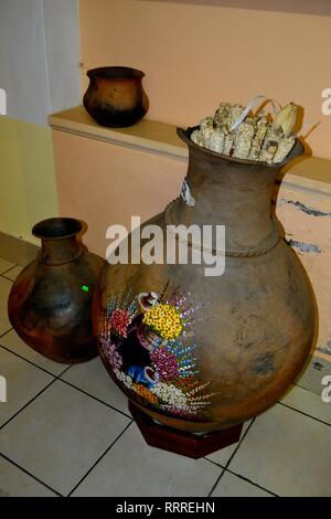 Vente de poterie - Musée dans le sanctuaire Ntra Sra Asuncion à CHACAS - Parc National Huascaran. Département d'Ancash au Pérou. Banque D'Images