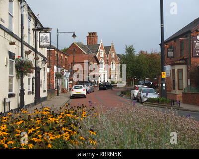 Deux pubs et anciens bâtiments historiques sur High Street À Staveley, une ville minière en formation près de Chesterfield au nord Derbyshire est Royaume-Uni Banque D'Images