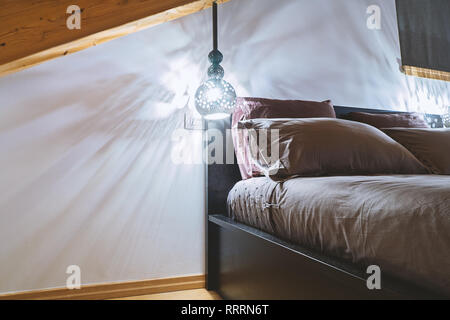 Vue rapprochée de la mansarde chambre confortable dans un style rustique avec des lampes orientales Banque D'Images