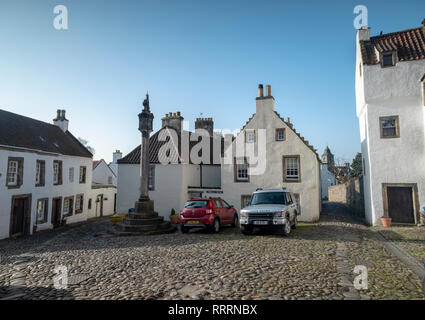 Le Mercat Cross dans un village historique de Culross, Fife, en Écosse. Banque D'Images