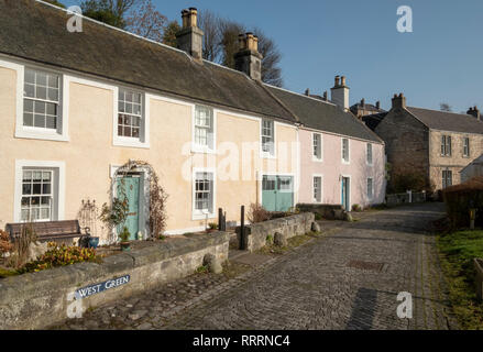 Vert l'ouest, dans le village historique de Culross, Fife, en Écosse. Banque D'Images