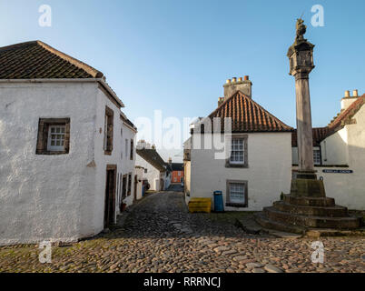 Le Mercat Cross dans un village historique de Culross, Fife, en Écosse. Banque D'Images