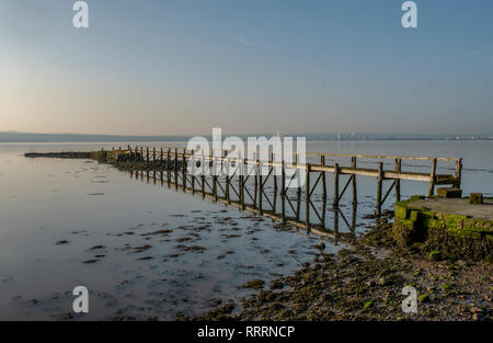 La jetée en bois à Culross, sur la rive nord du Firth of Forth, Fife. Banque D'Images