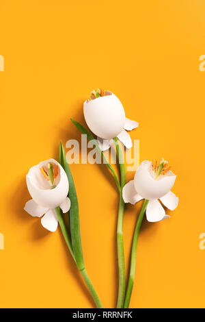 Fleurs de Pâques Printemps faites de résidus sur le jaune vif, la composition créative Banque D'Images