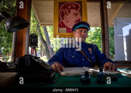 Reconstruction historique du lieu de travail de l'officier de milice des années 1940.1950 Sur le boulevard Strastnoy dans le centre de Moscou Banque D'Images
