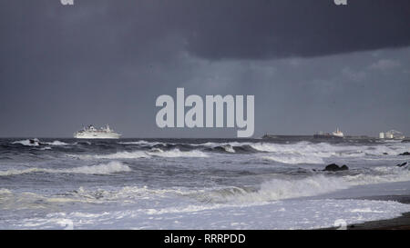 Porto, Portugal - 23 septembre 2012 : blanc de navires de passagers entrant dans le port de Leixoes, Matosinhos, dans un sombre jour de tempête Banque D'Images