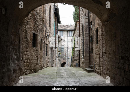 Vieille rue médiévale à Gubbio, Ombrie, Italie centrale Banque D'Images