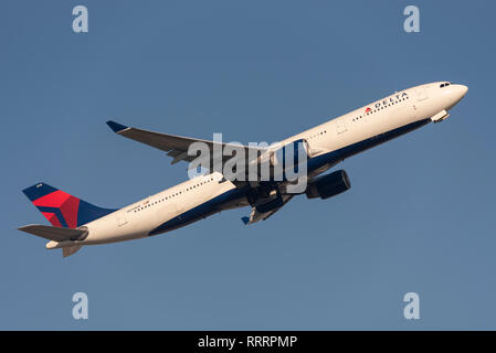 Delta Air Lines Airbus A330 jet avion de ligne N819NW décollant de l'aéroport de Londres Heathrow, Royaume-Uni. Départ du vol de la compagnie aérienne Banque D'Images