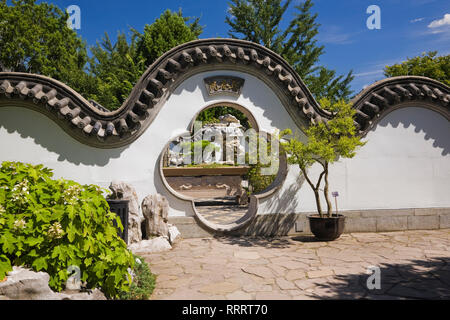 Mur avec la porte menant à la cour intérieure du printemps dans le jardin du Lac de rêve chinois au jardin en été, Jardin botanique de Montréal, Montréal, Canada, Quebrc Banque D'Images