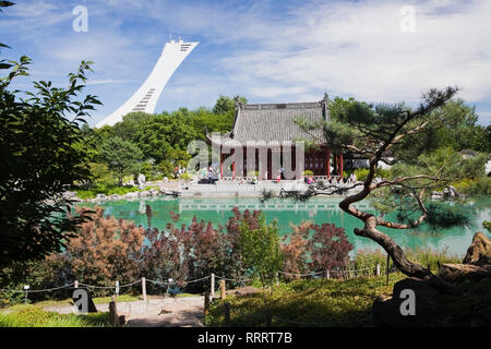 Pavillon Hall de l'amitié et Lac de rêve en été au Jardin Chinois avec en arrière-plan La Tour du stade olympique, Jardin botanique de Montréal, Québec,Canada Banque D'Images