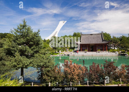 Pavillon Hall de l'amitié et Lac de rêve en été au Jardin Chinois avec en arrière-plan La Tour du stade olympique, Jardin botanique de Montréal, Québec,Canada Banque D'Images