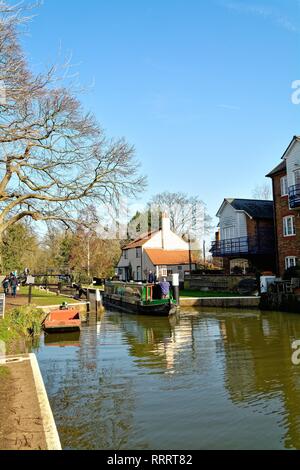 Un bateau étroit traversant la Tamise lock qui relie la Tamise à la navigation du canal, Wey Weybridge Surrey England UK Banque D'Images