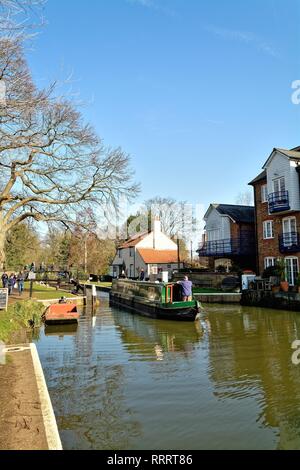 Un bateau étroit traversant la Tamise lock qui relie la Tamise à la navigation du canal, Wey Weybridge Surrey England UK Banque D'Images