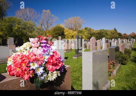 Les rangées de pierres tombales au cimetière Notre-Dame-des-Neiges à l'automne sur le mont Royal, Montréal, Québec, Canada Banque D'Images